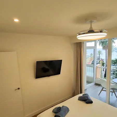 Sea View 2br Beachfront & Cozy Balcony דירה *
