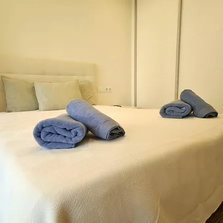 Sea View 2br Beachfront & Cozy Balcony דירה מארבלה
