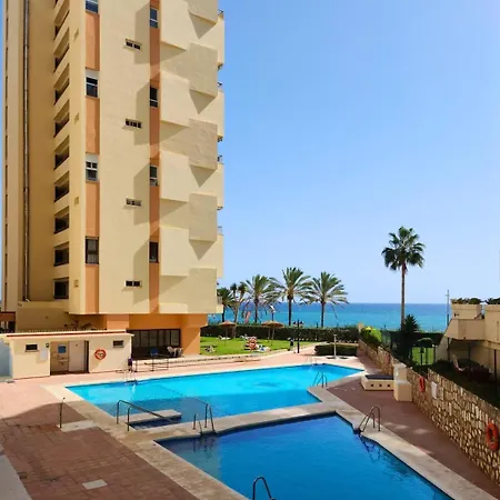 Sea View 2br Beachfront & Cozy Balcony מארבלה
