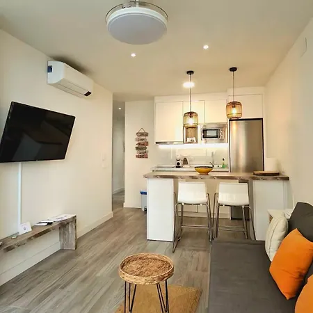 Sea View 2br Beachfront & Cozy Balcony דירה